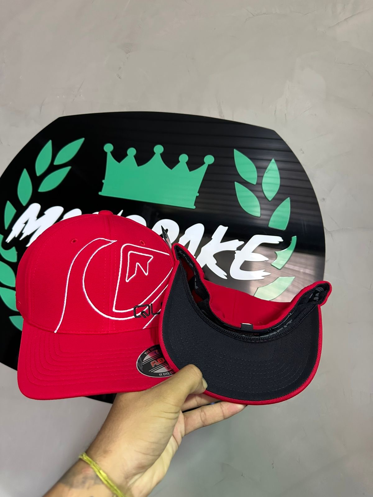 Boné Quiksilver original, vermelho c desenho e aba preta