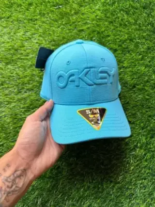 Imagem de Boné Oakley original letreiro azul