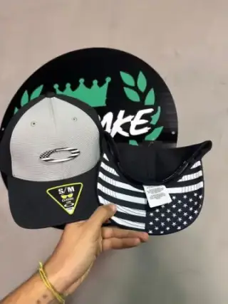 Imagem de Boné Oakley original lançamento cinza c preto EUA