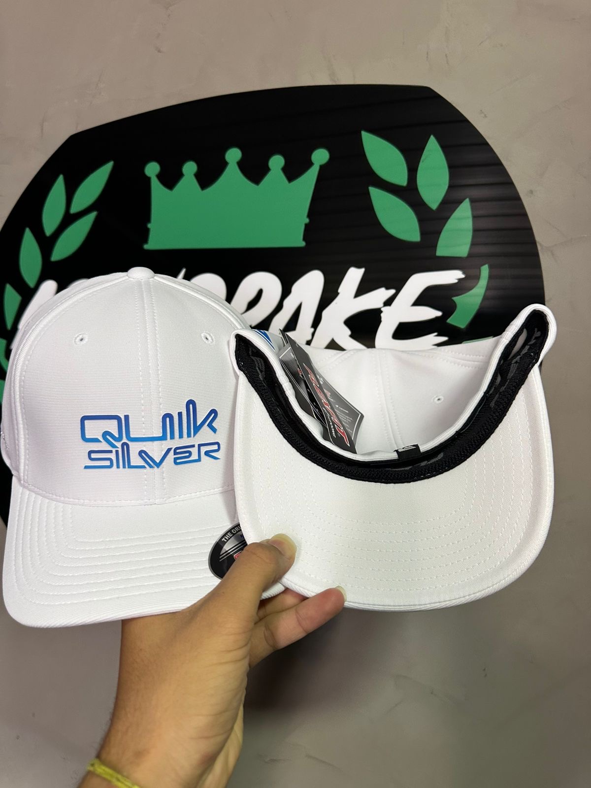 Boné Quiksilver original, branco c escrita azul 