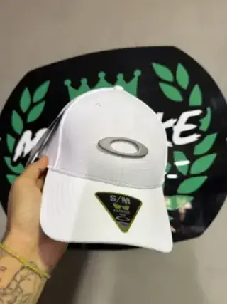 Imagem de Boné Oakley original, branco c cinza