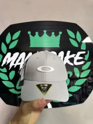 Imagem de Boné Oakley Original, cinza c branco