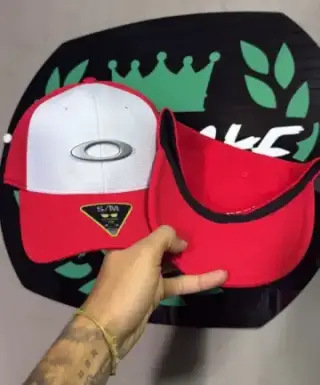 Imagem de Boné Oakley Original, vermelho c branco