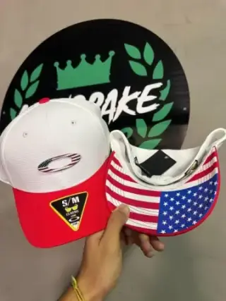 Imagem de Boné Oakley original lançamento branco c vermelho EUA