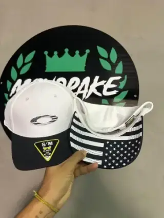 Imagem de Boné Oakley original lançamento branco e preto EUA