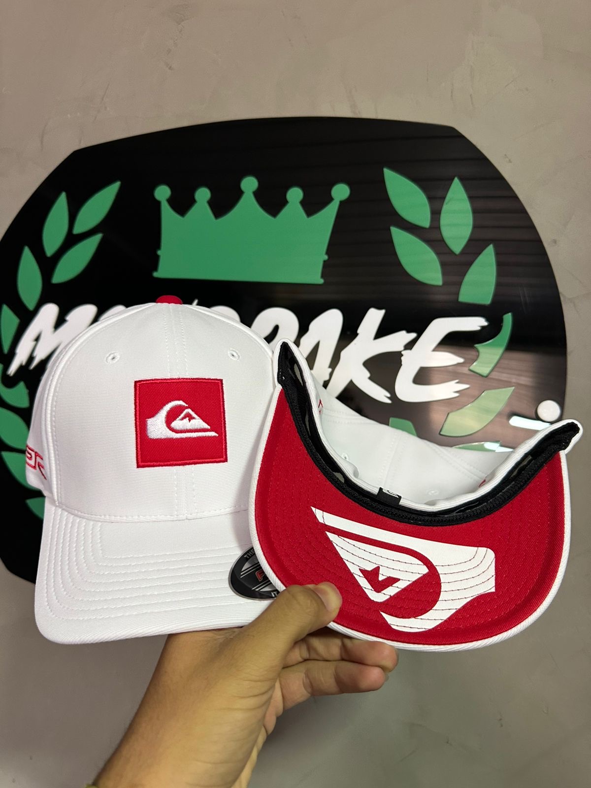 Boné Quiksilver original, branco c aba vermelha 